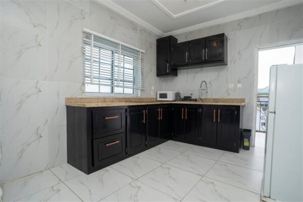 Clementine – Third Floor Apartment - Image 7