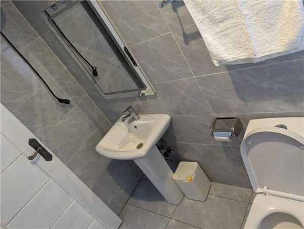 Peter – Second Floor Apartment - Image 8