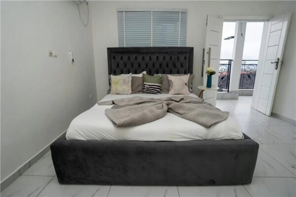 Stephen-Fourth floor/ roof top/ penthouse studio - Image 3